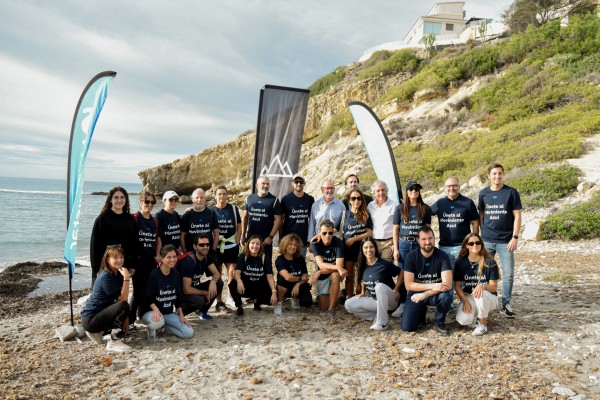 Movistar une a voluntarios y clientes en la limpieza de la Cala Les Palmeretes en una jornada de compromiso ambiental  