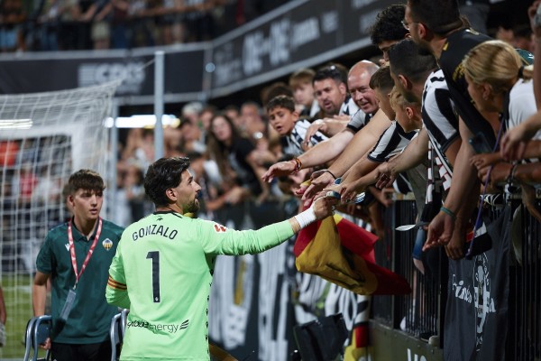La afición albinegra disfruta de una plácida victoria en un partido de despedidas