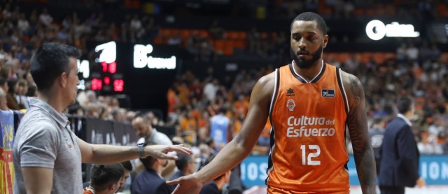 Joel Soriano debuta con Valencia exhibiendo su poderío físico