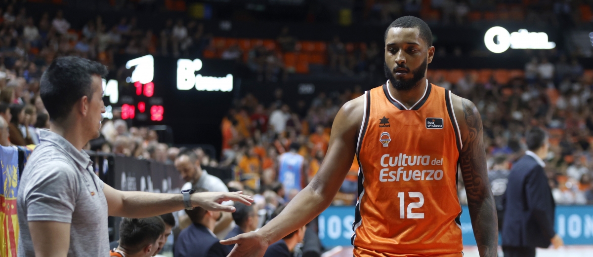 Joel Soriano debuta con Valencia exhibiendo su poderío físico