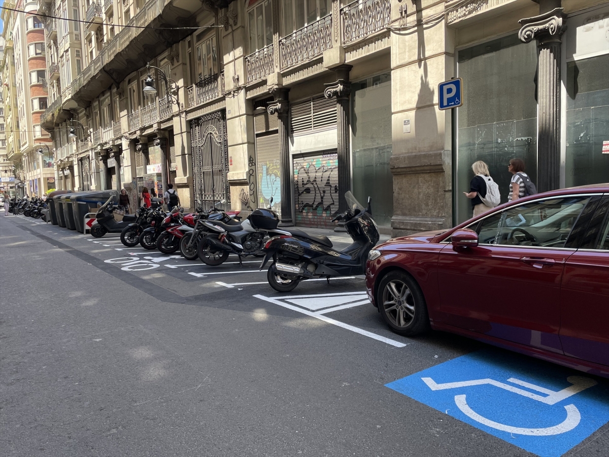 Instalan 50 plazas de motos en la calle Garrigues para acabar con el aparcamiento en las aceras