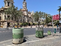 Tonos neutros, material natural o plantas autóctonas: València fija reglas para su mobiliario urbano