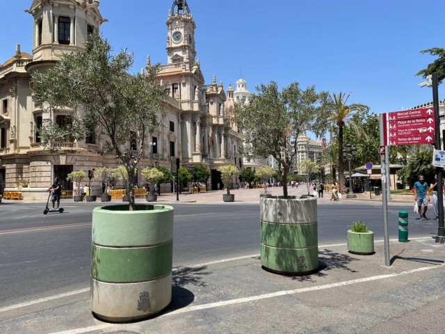 Tonos neutros, material natural o plantas autóctonas: València fija reglas para su mobiliario urbano