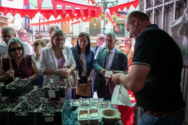 La Diputación de Castellón fomenta el producto local y el consumo de la cereza a través de la feria de Caudiel