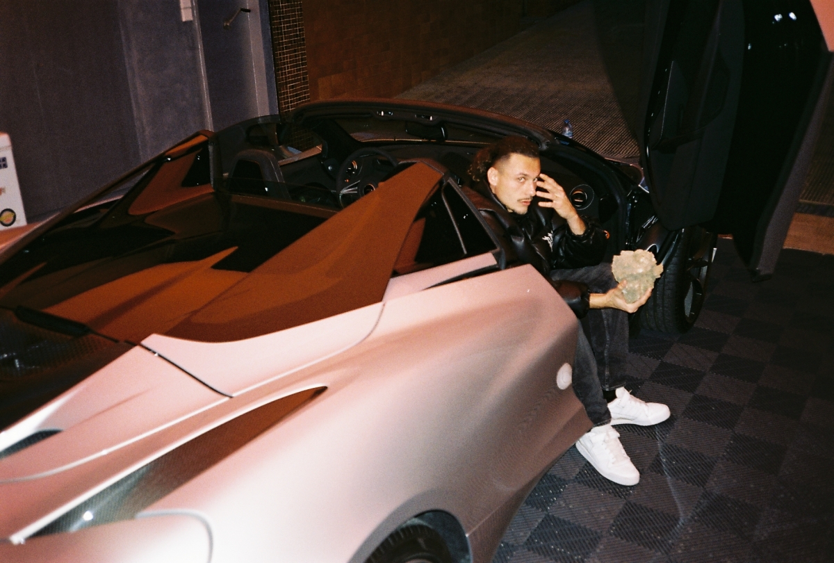 Giannis A rapea por las calles valencianas con 'Naemi'