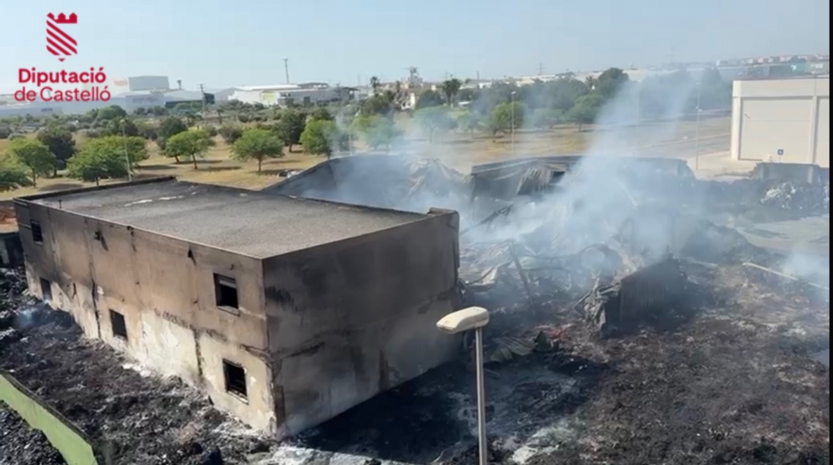 Controlado el incendio industrial declarado el viernes en una nave con residuos textiles de Almassora