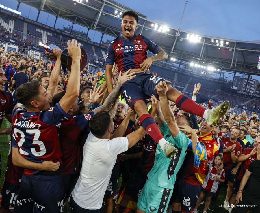 El Levante anuncia la renovación de Brugué hasta 2028 en plena fiesta por el ascenso