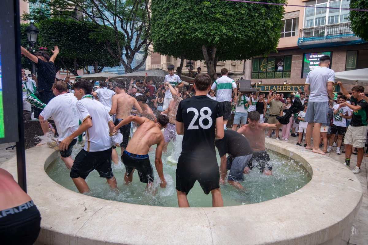 Una marea franjiverde para celebrar el ascenso en La Glorieta