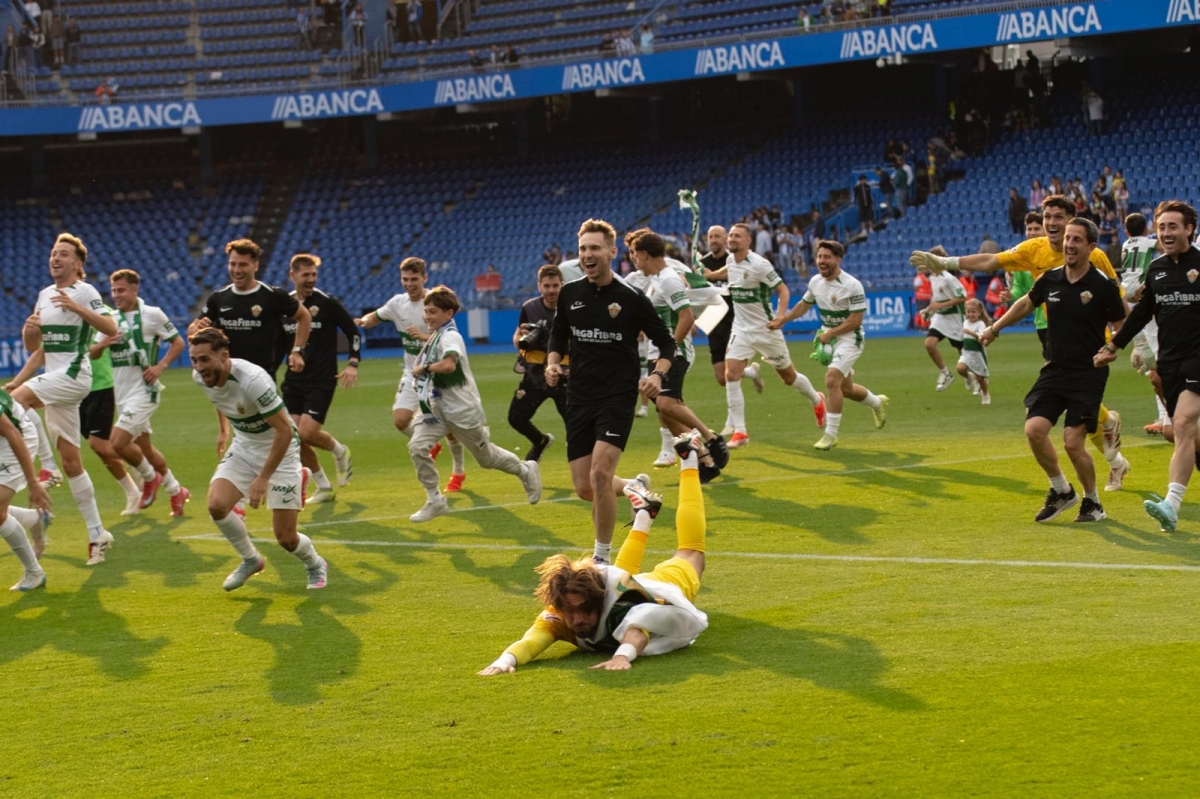 Los jugadores del Elche CF celebran el ascenso en A Coruña