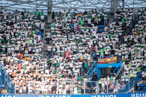Riazor se colorea de blanquiverde para celebrar el ascenso del Elche