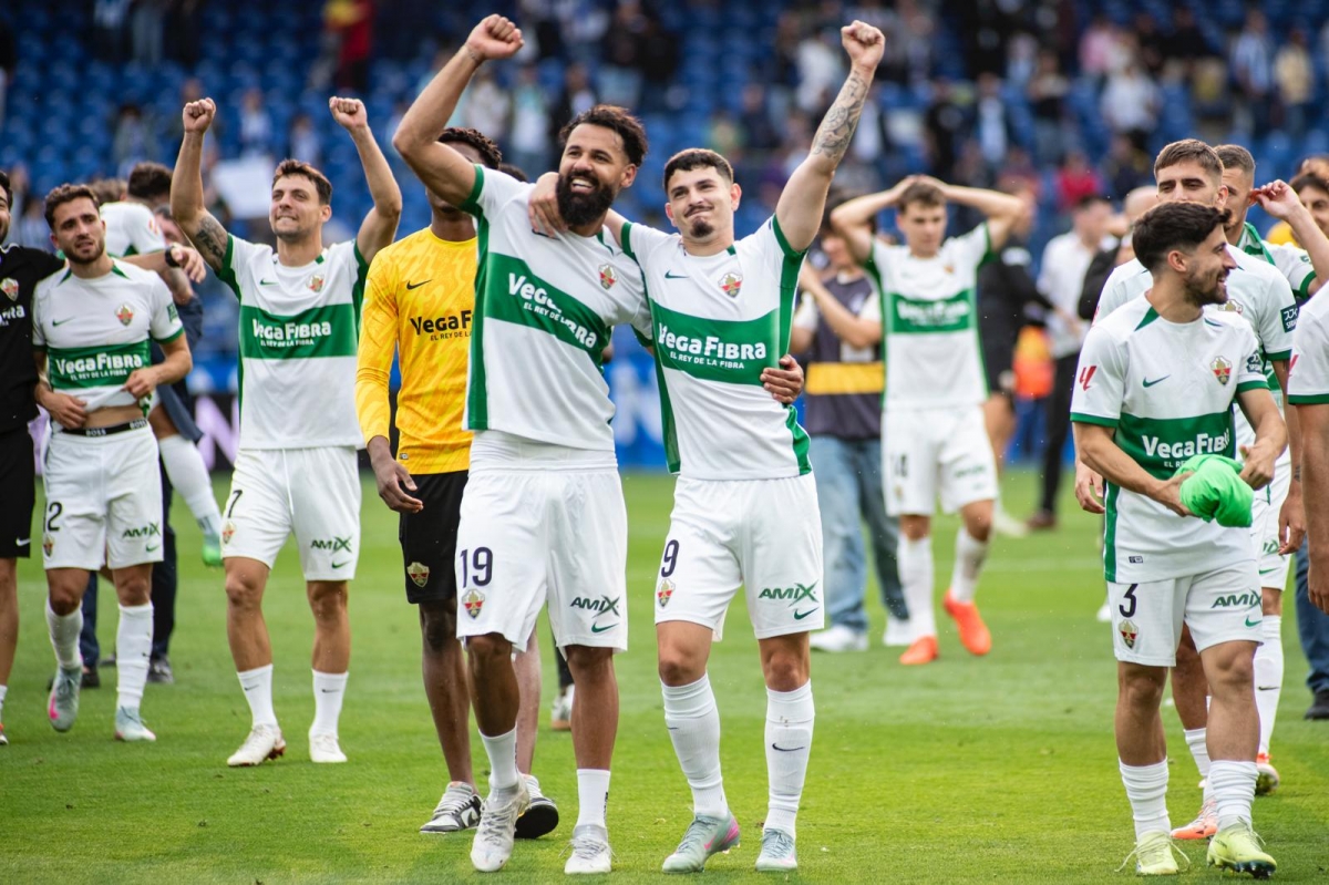 Los jugadores del Elche CF celebran con la afición el ascenso