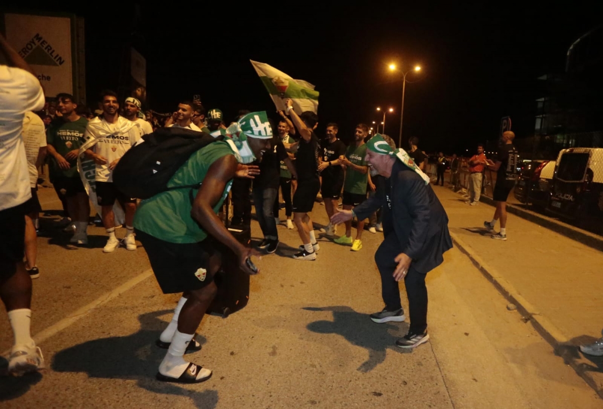 Bragarnik celebra el ascenso a las puertas del Martínez Valero - Foto: PLAZA Bragarnik celebra el ascenso a las puertas del Martínez Valero