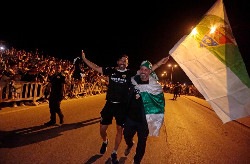 Sarabia y Bragarnik celebran el ascenso a las puertas del Martínez Valero - Foto: PLAZA