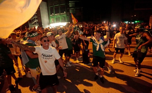 Cerca de 3.000 aficionados reciben al Elche a su llegada al Martínez Valero