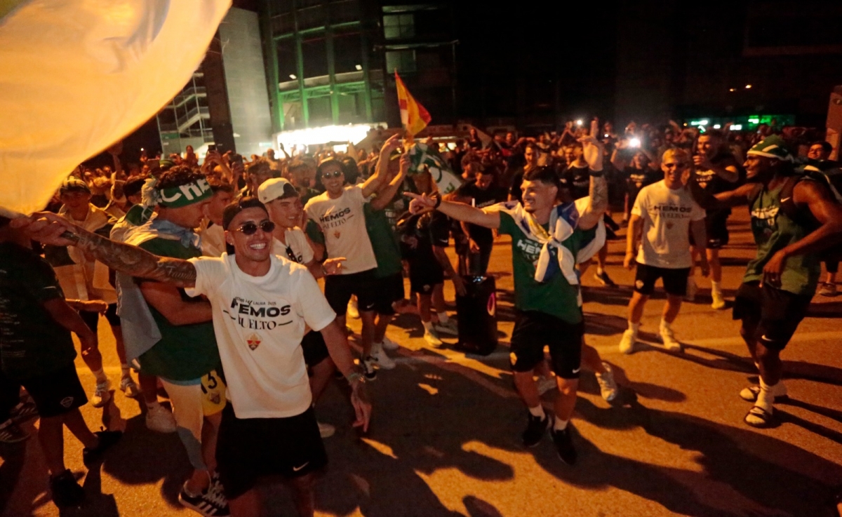 Cerca de 3.000 aficionados reciben al Elche a su llegada al Martínez Valero