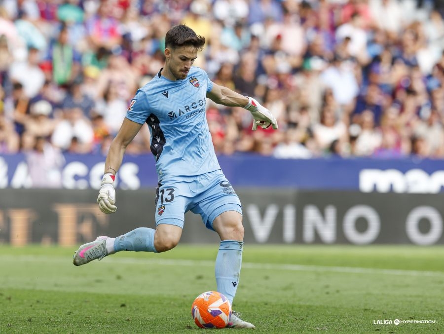 El debut del portero Alfonso Pastor eleva a 28 los jugadores utilizados por Calero en Liga