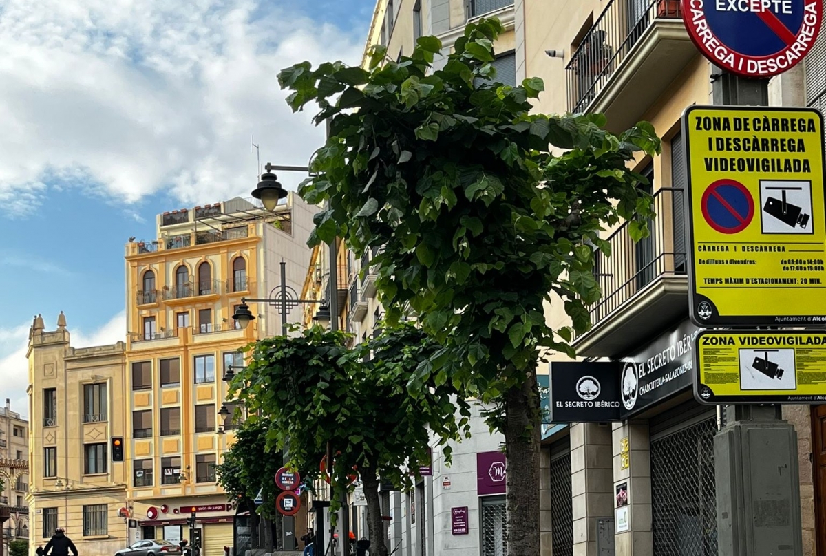 Alcoy prueba controlar con cámaras dos céntricas zonas de carga y descarga para mejorar la movilidad