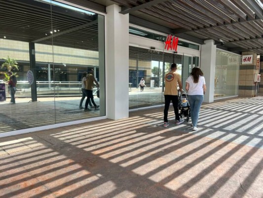 El ERE de H&M sale adelante con las firmas de UGT y CCOO tras reducir los afectados a 492