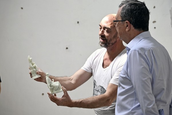 Ballesta deja la huella de sus manos en el gran mural del 1200 aniversario de Murcia que está creando Lidó Rico