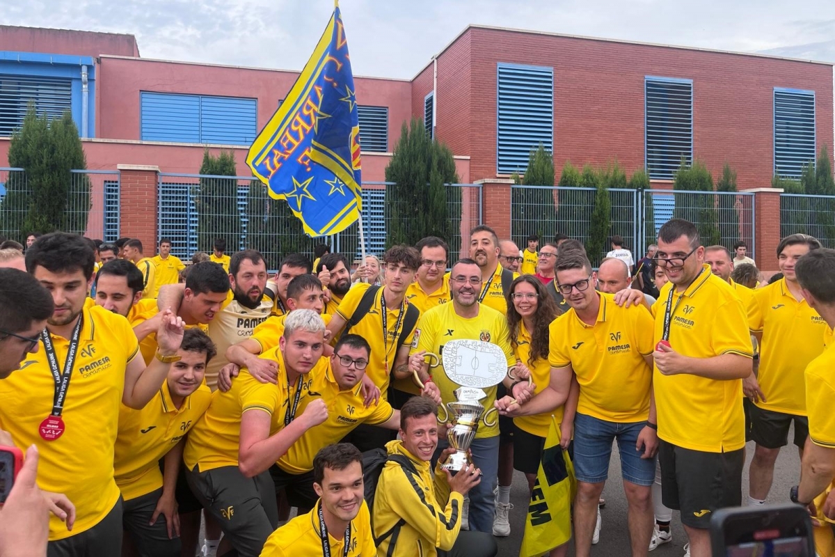 L'alcalde, José Benlloch, amb l'equip campió - 