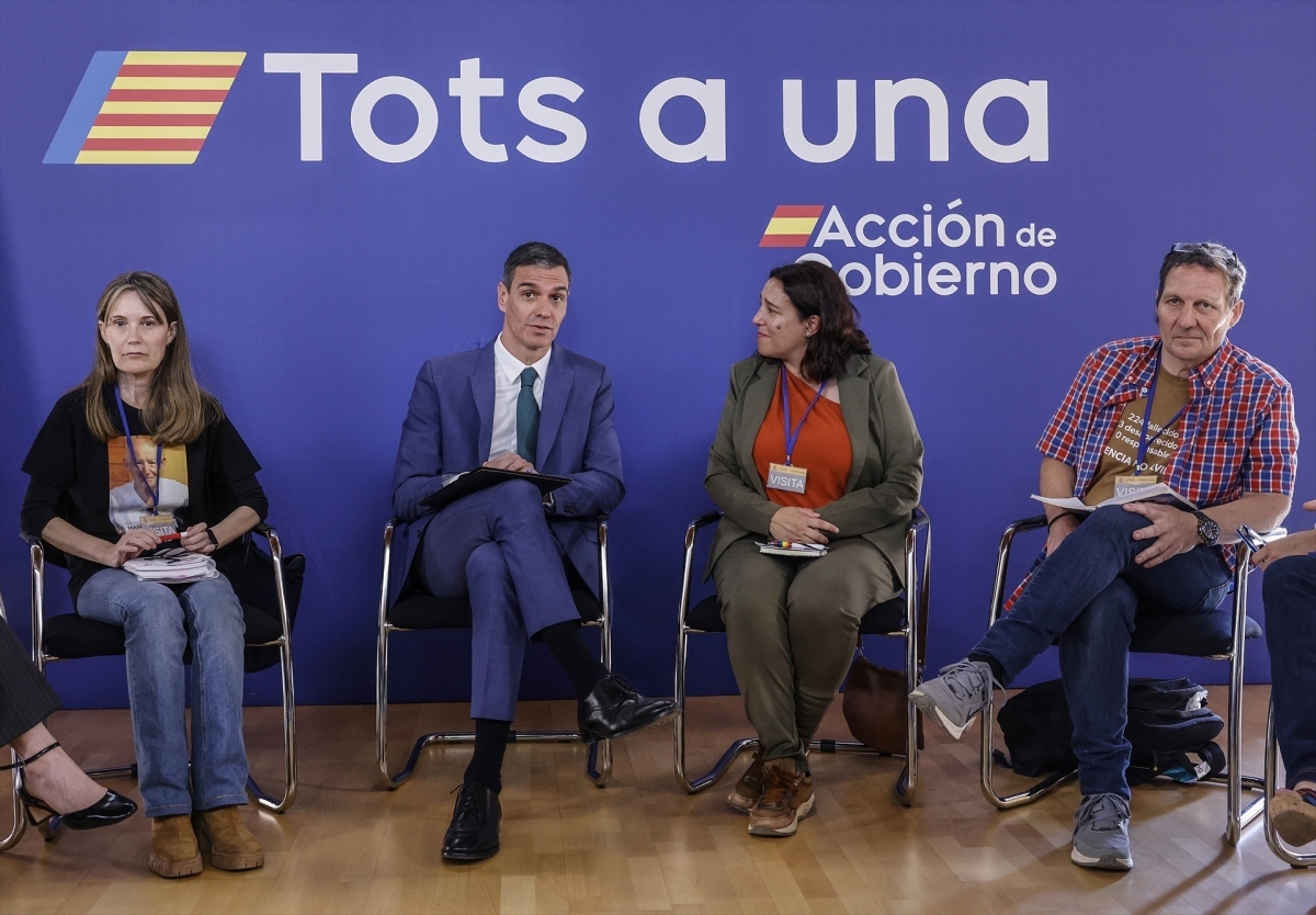 Pedro Sánchez y los portavoz de las asociaciones de víctimas.