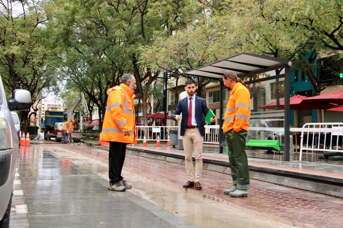 El concejal de Movilidad, Cristian Ramírez, en una visita a la plataforma del Tram. - 