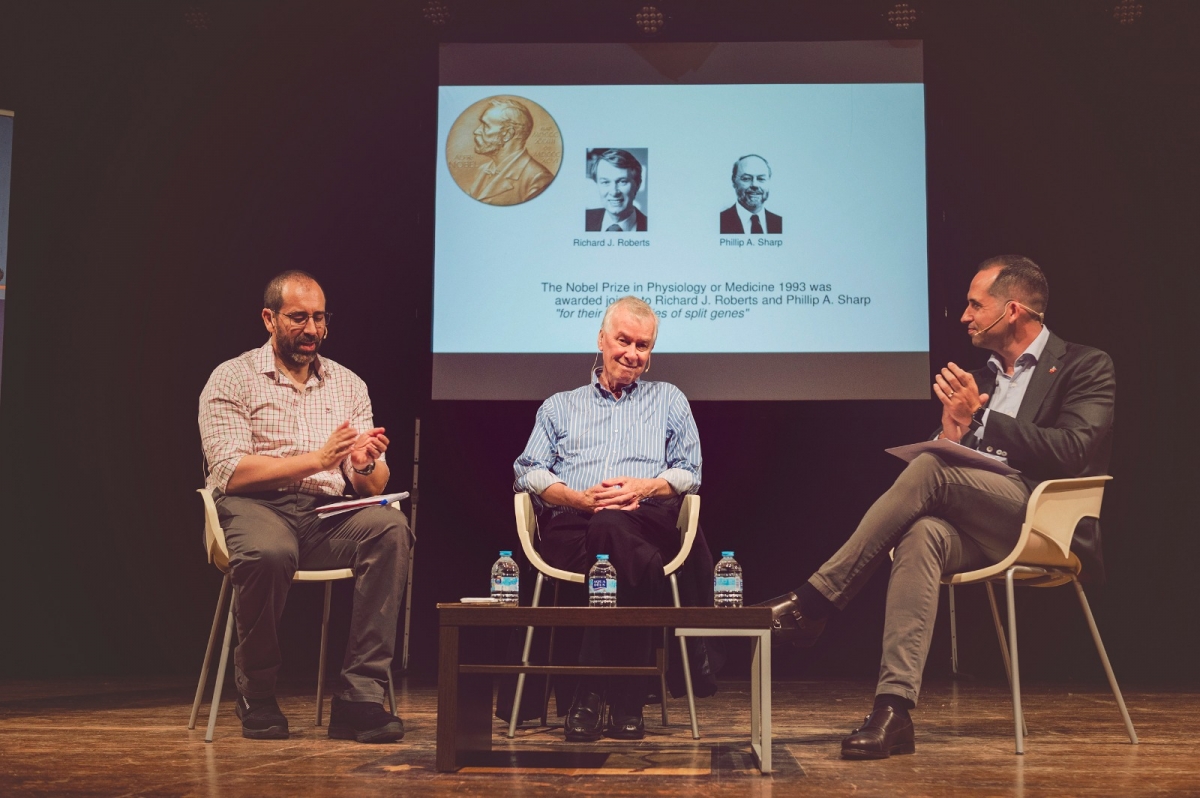 Benicarló rep al Nobel de Medicina Sir Richard J. Roberts per la divulgació científica i reflexió ètica