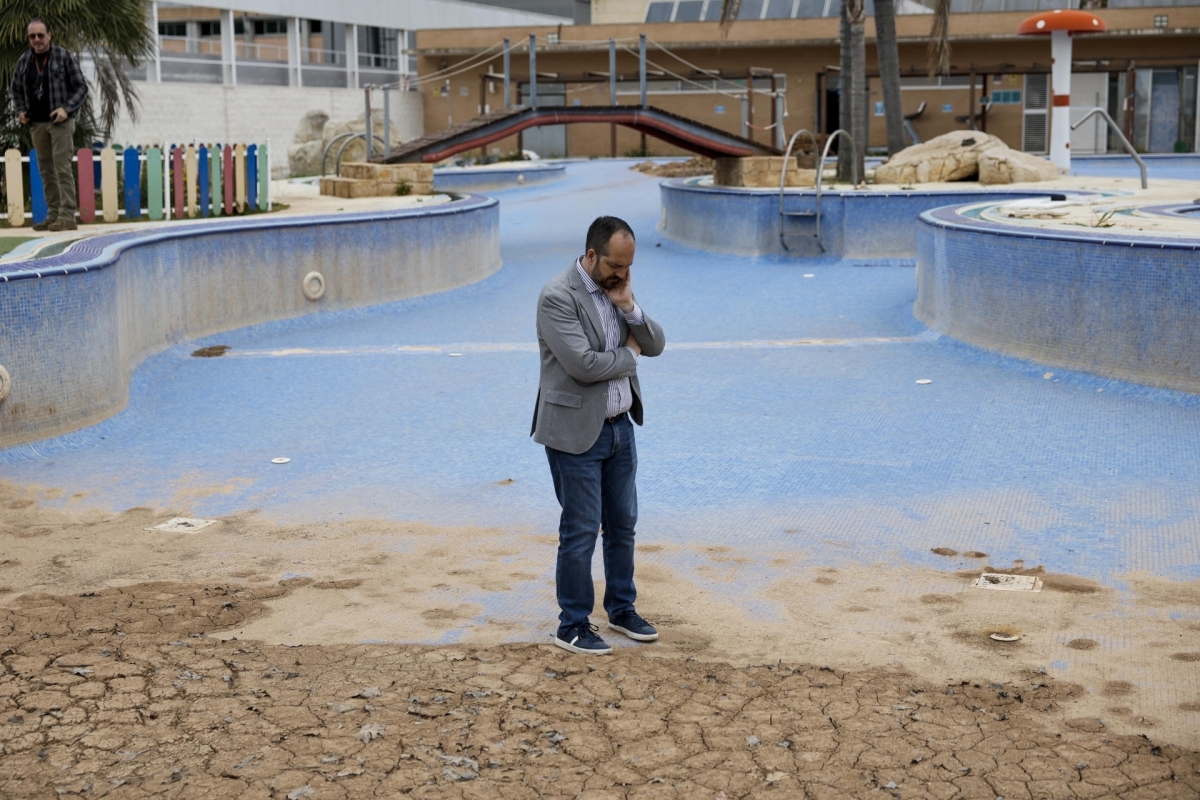 El alcalde de Aldaia, Guillermo Luján, en la piscina municipal afectada por la Dana. - Foto: BIEL ALIÑO/EFE El alcalde de Aldaia, Guillermo Luján, en la piscina municipal afectada por la Dana.