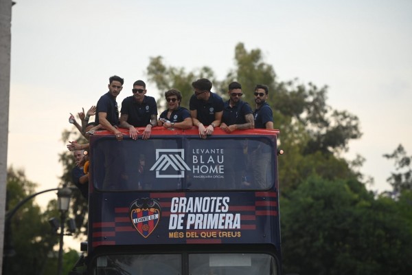 Los futbolistas del Levante disfrutan juntos del ascenso a Primera en Ibiza