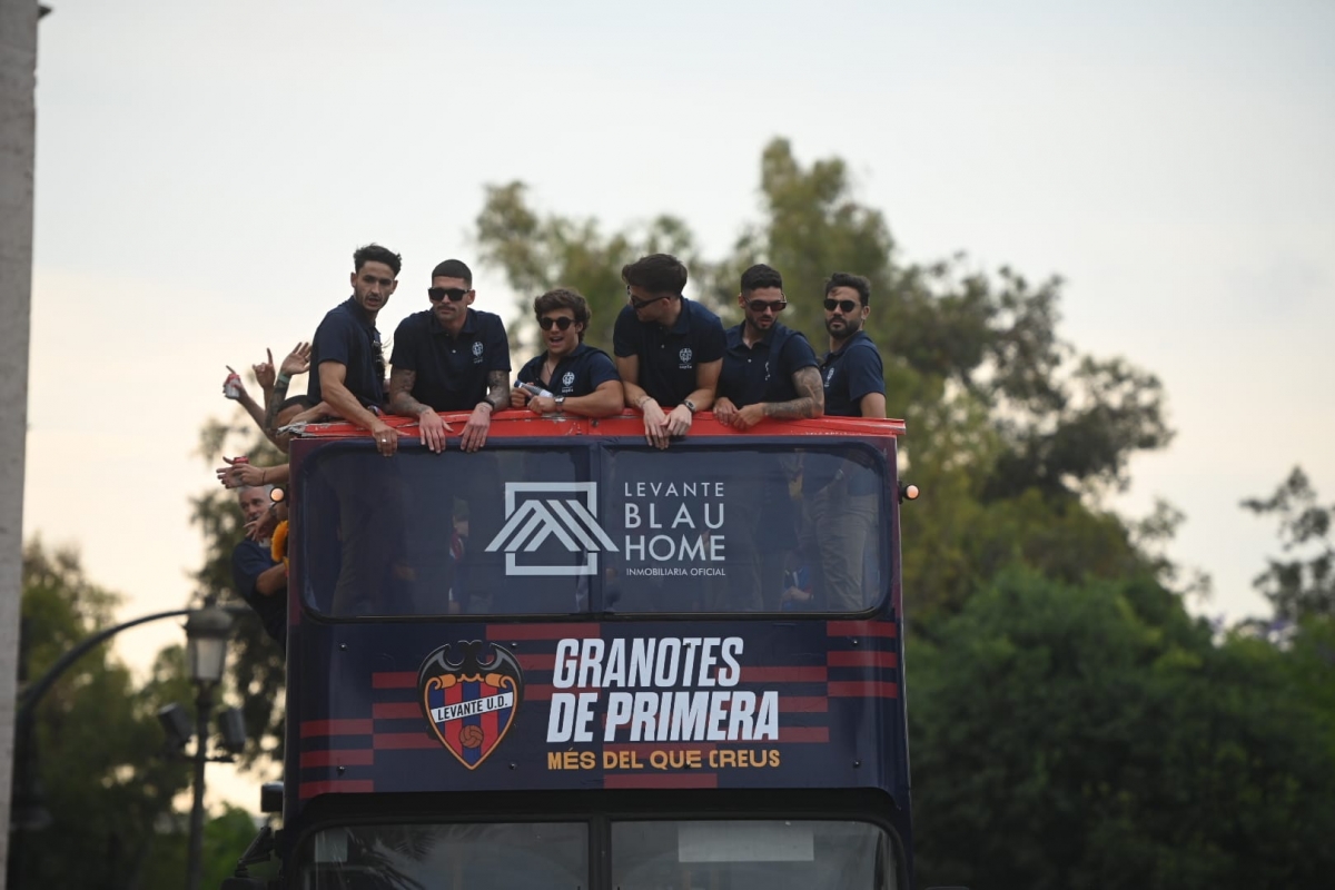 Los futbolistas del Levante disfrutan juntos del ascenso a Primera en Ibiza
