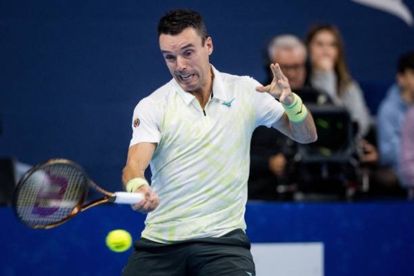 Bautista alcanza sus primeras semifinales de la temporada remontando ante Auger-Aliassime