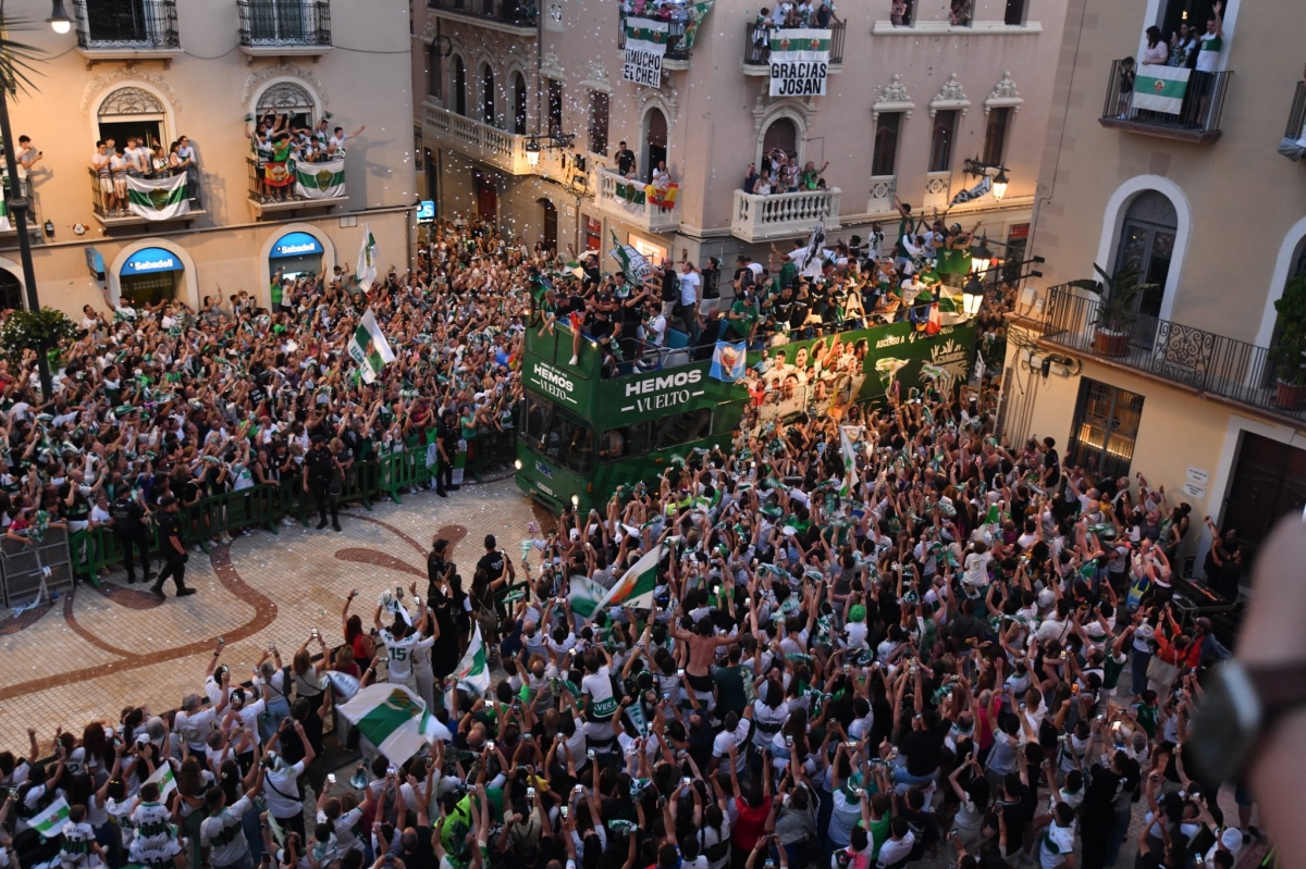 La ciudad de Elche inunda las calles para la celebración del ascenso a Primera 