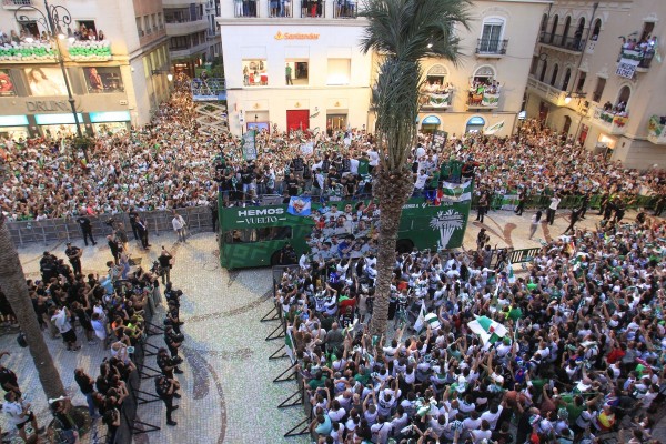 Más de 50.000 aficionados aclaman al Elche en su travesía triunfal por la ciudad