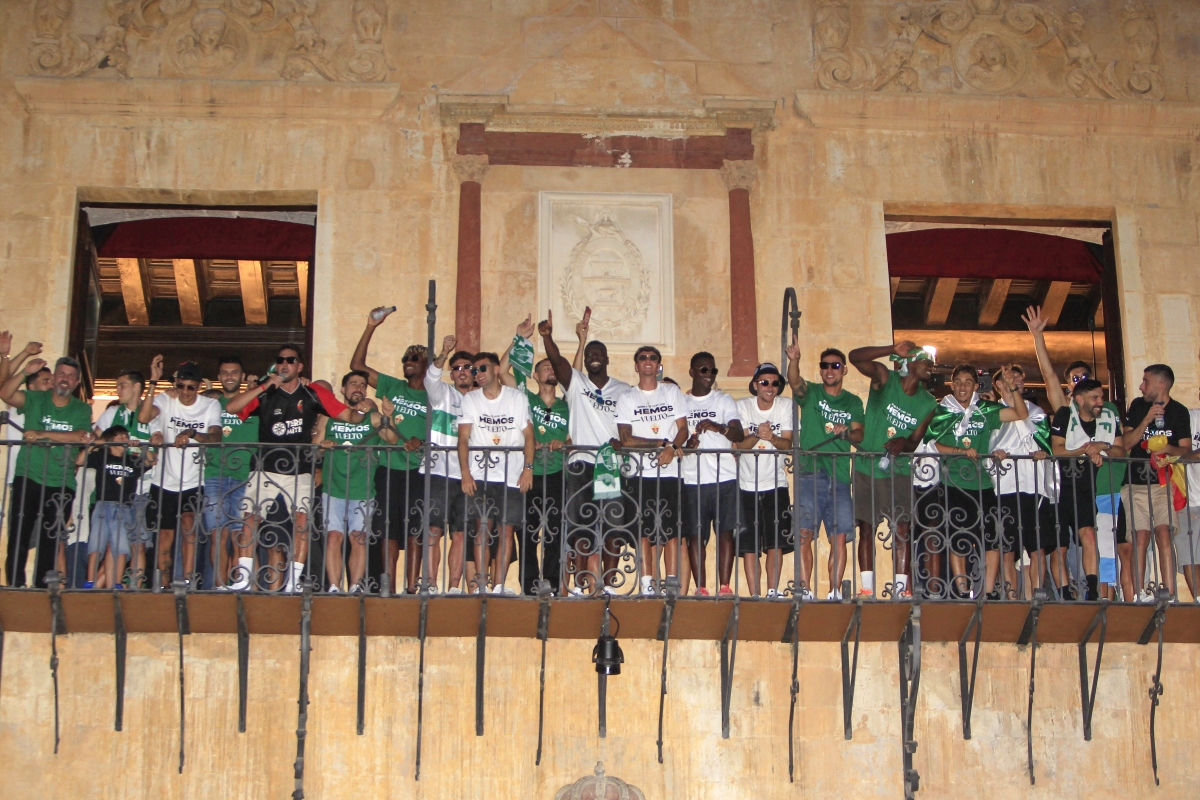 Bragarnik junto a la plantilla del Elche CF en el balcón del Ayuntamiento - Foto: PLAZA