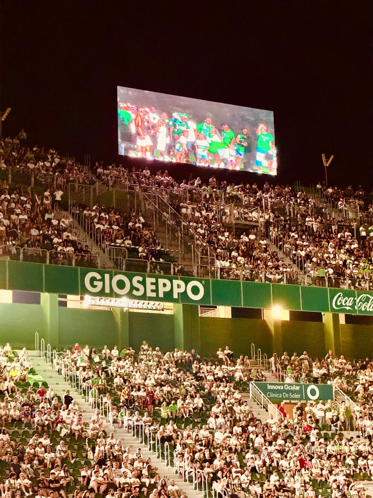 Cerca de 15.000 aficionados aclaman a la plantilla del Elche en el fin de fiesta en el Martínez Valero
