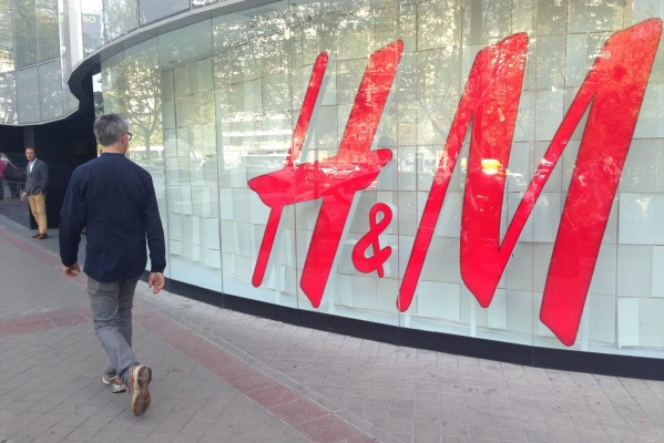 El ERE de H&M sale adelante con las firmas de UGT y CCOO tras reducir los afectados a 492