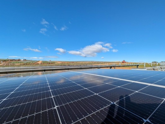 Sale a exposición el proyecto de Masdar, por 112 millones, de dos grandes baterías de almacenamiento en Jarafuel para el complejo Valle Solar
