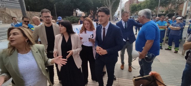 Tensión a las puertas de la Asamblea Regional: abucheos a PSOE y Vox por parte de la plantilla de Navantia