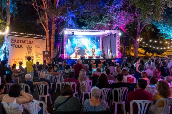 Ocho conciertos de música de raíz, una feria de artesanía local y actividades familiares, en el festival con entrada libre Cartagena Folk