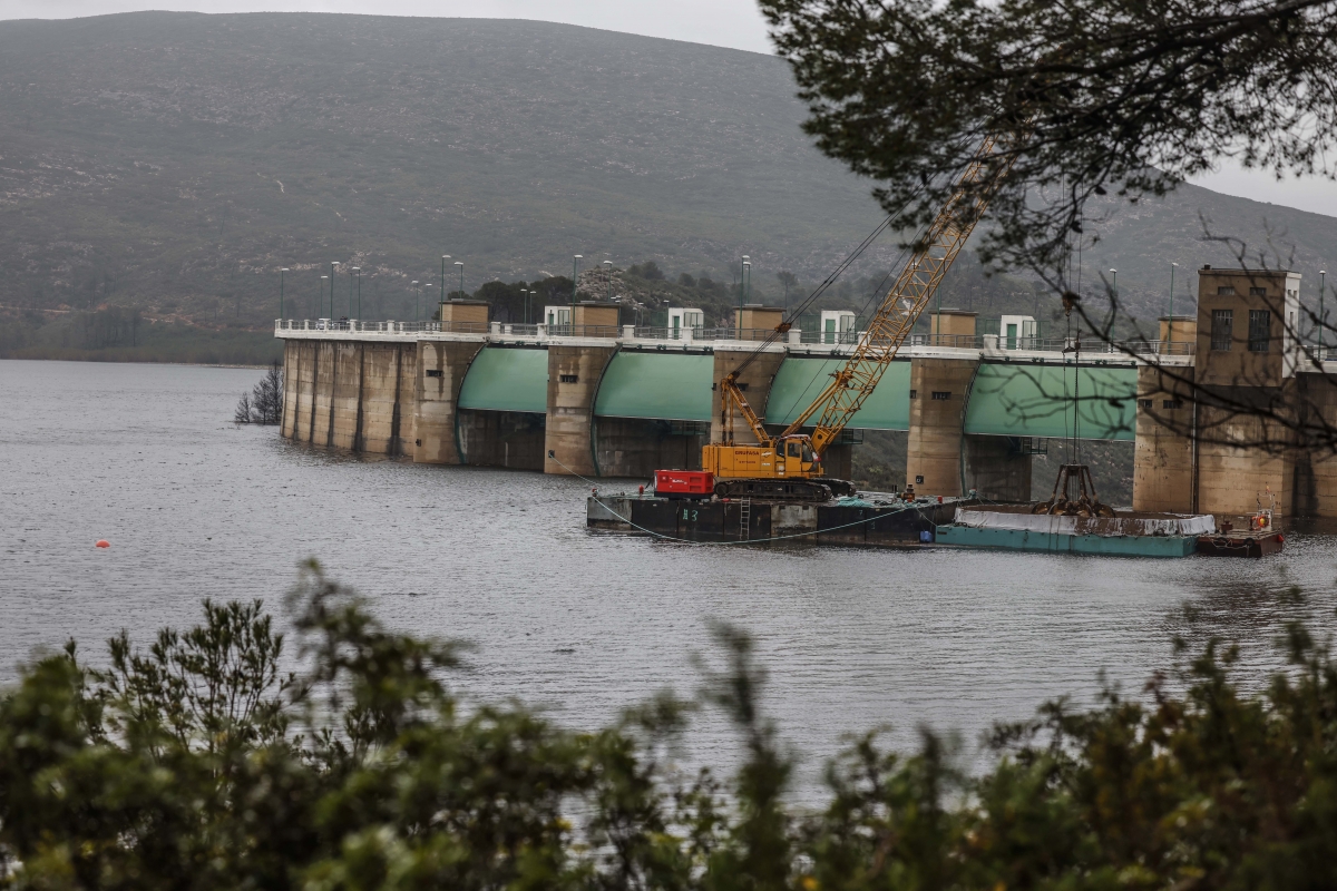 Embalse de Forata desembalsando agua.