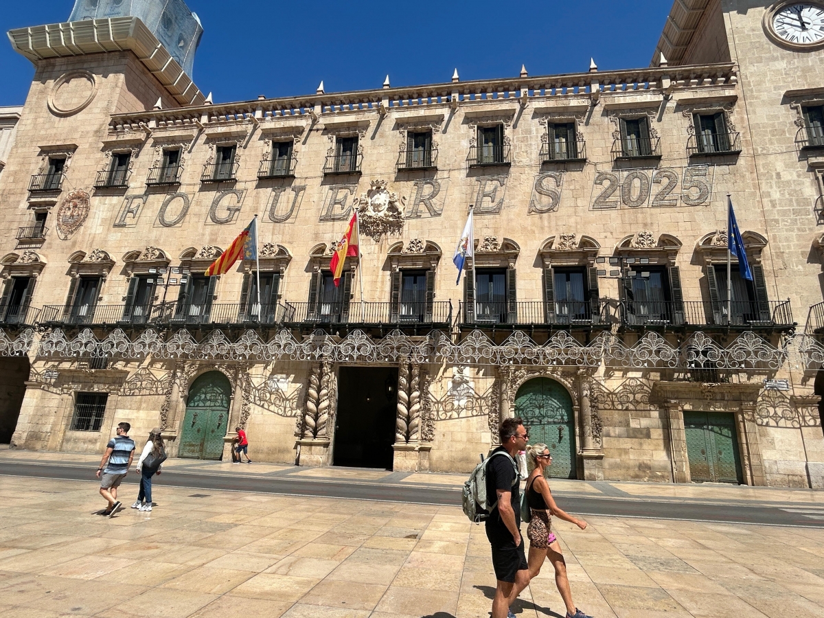 Alicante 'prenderá la mecha' de les Fogueres este miércoles con el encendido del alumbrado