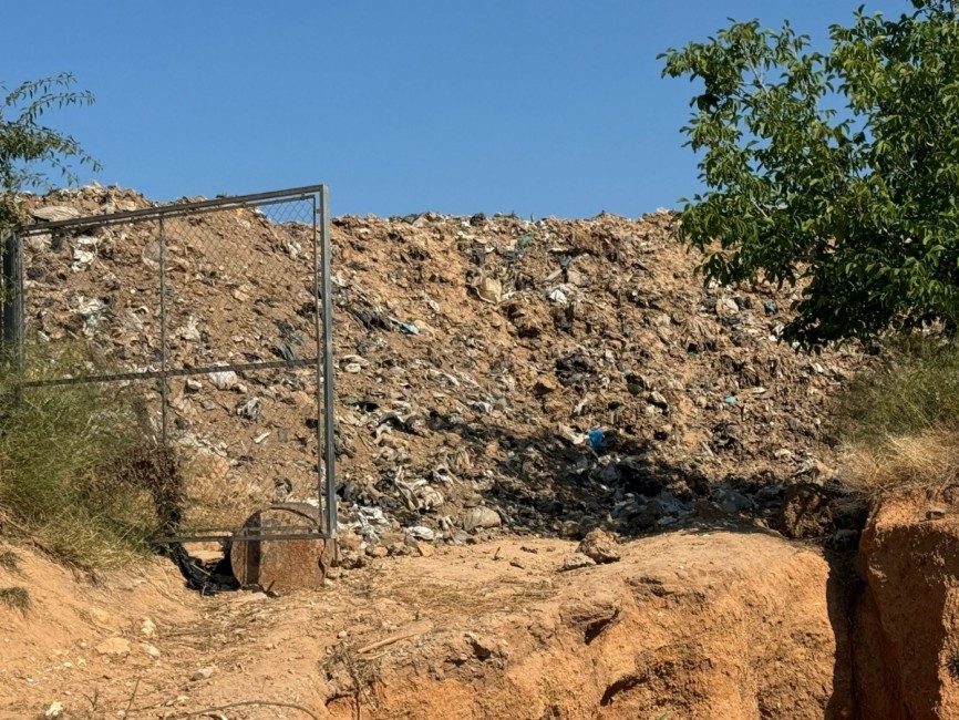 Parcela junto al barranco del Poyo con residuos. - Foto: GVA