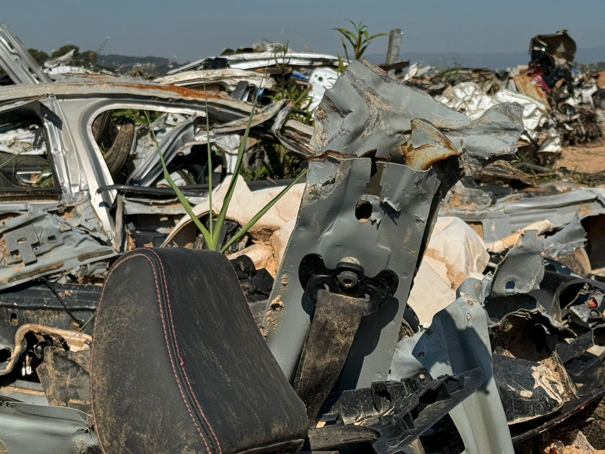 Parcela junto al barranco del Poyo con vehículos abandonados.