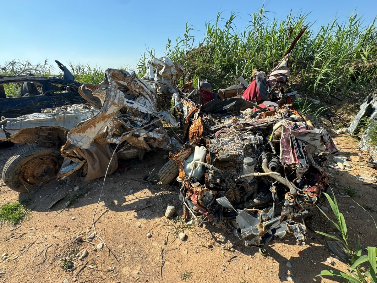 Parcela junto al barranco del Poyo con vehículos abandonados.