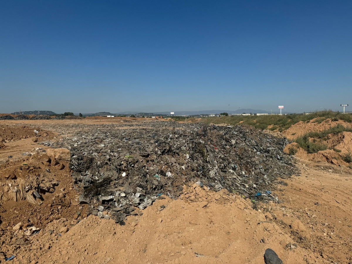 Parcela junto al barranco del Poyo con residuos.