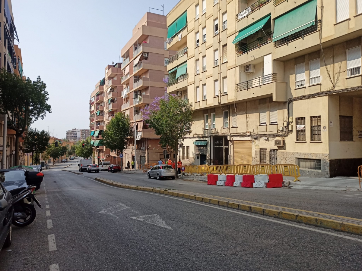Empiezan las obras de reforma en Clara Campoamor en Elche: este jueves, demolición de aceras