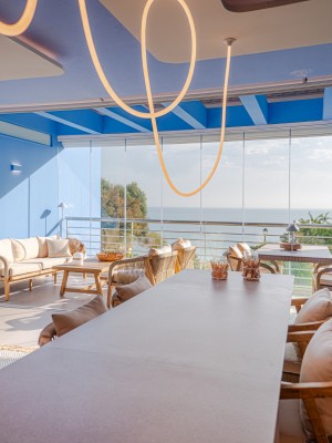 La casa desenfadada de una familia murciana en la playa de Campoamor: azules y arcilla para un diseño original y mediterráneo