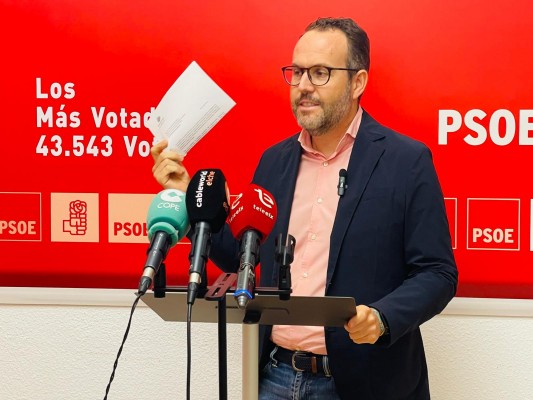 El PSOE de Elche confirma que el alcalde sí cobra salario del puerto, tras contestar la Autoridad Portuaria