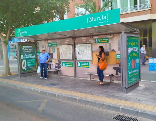 Una parada de autobús en Murcia se transforma en una oficina de Eurocaja Rural