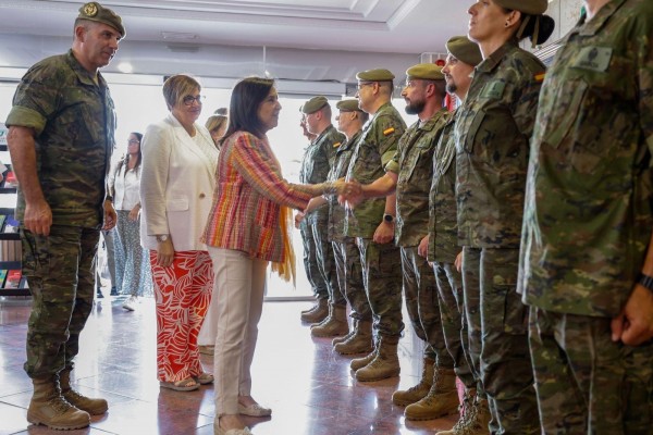 La ministra Margarita Robles visita en Castelló a más de 1000 familiares de combatientes ucranianos